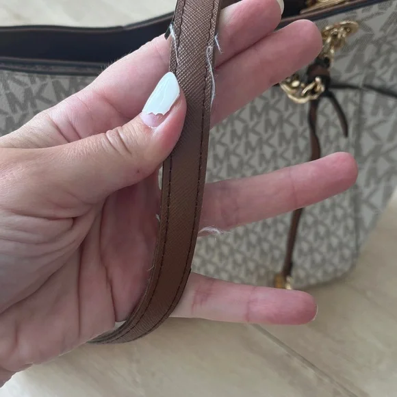 Michael Kors Cream Shoulder Bag with Gold Accents - Picture 3 of 4